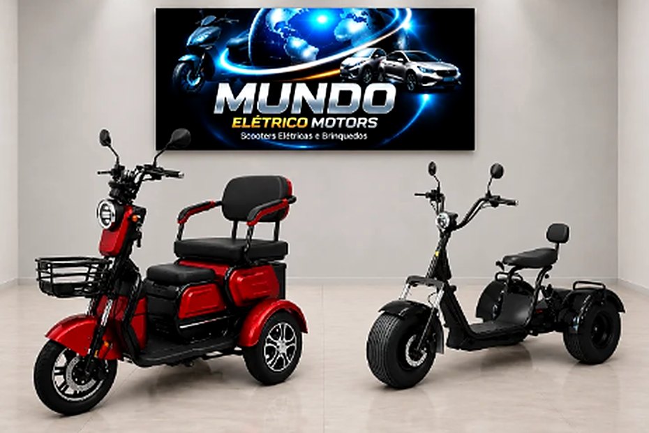 Triciclo elétrico vermelho com cesto e triciclo preto de pneu largo na loja